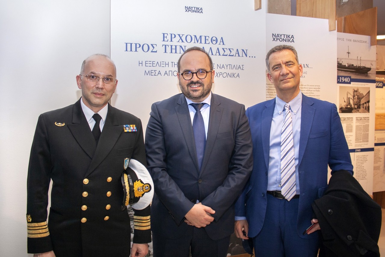(Α-Δ): Ο αντιπλοίαρχος Λ.Σ. Γεώργιος Μανδαλάκης με τον γ.γ. ΥΝΑΝΠ κ. Εμμανούηλ Κουτουλάκη και τον κ. Χρήστο Βαγιωνάκη