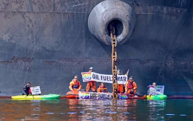 «Μπλόκο» της Greenpeace σε δεξαμενόπλοιο έμφορτο με ρωσικό πετρέλαιο