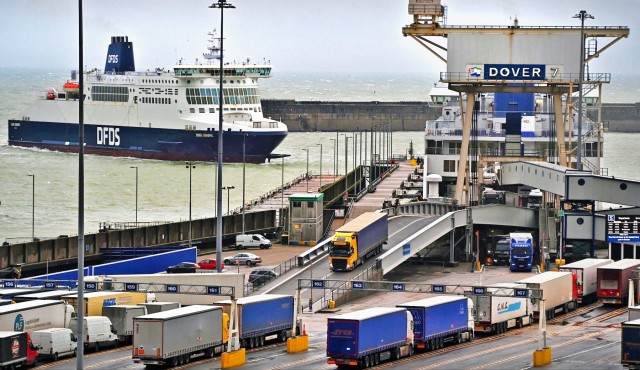Ηνωμένο Βασίλειο και Γαλλία διασταυρώνουν τα ξίφη τους, με τον λιμένα του Dover στο επίκεντρο