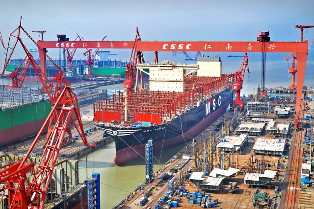 Στο νερό το μεγαλύτερο containership του κόσμου