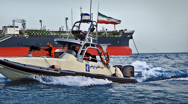 ΠENEN: «Αντικατάσταση» των ναυτικών στο εγκλωβισμένο πλοίο στο Ιράν