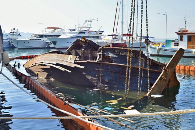 Απομάκρυνση ενός ακόμα ναυαγίου από την Ελευσίνα