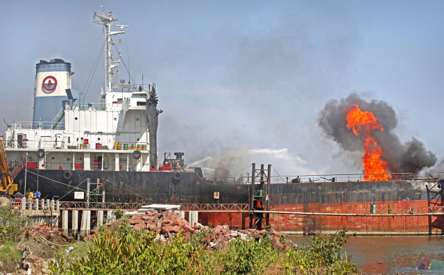 Έκρηξη σε δεξαμενόπλοιο – Ένας νεκρός και τέσσερις τραυματίες (βίντεο)