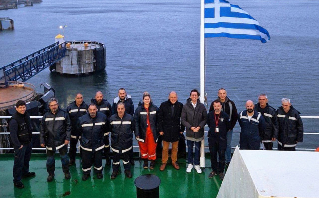 «ΑΝΕΜΟΣ»: Η συγκίνηση της ύψωσης της ελληνικής σημαίας σε πλοία μας