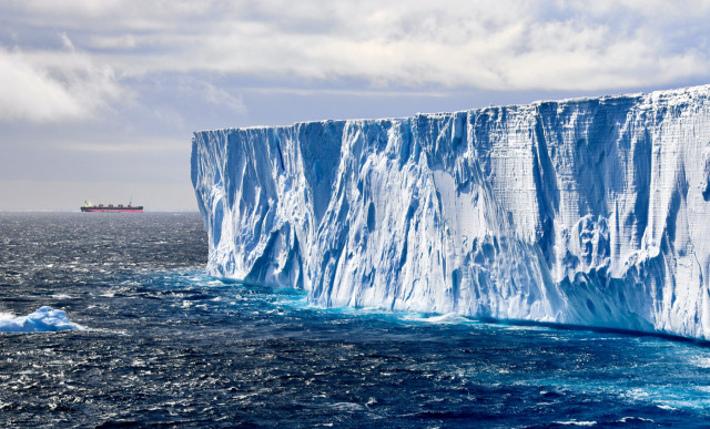 Τεράστιο παγόβουνο αποκολλήθηκε στην Ανταρκτική