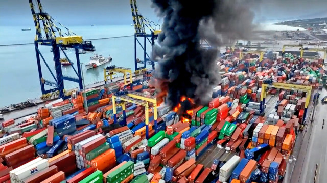 Αναζωπυρώθηκε η πυρκαγιά σε λιμάνι της Τουρκίας