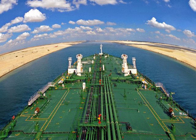 Το νέο ρεκόρ ημερήσιας διέλευσης πλοίων από τη Διώρυγα του Σουέζ