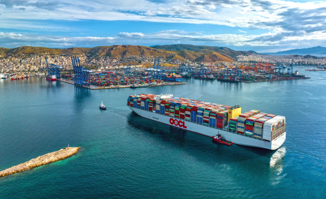 Στο λιμάνι του Πειραιά ένα από τα μεγαλύτερα στον κόσμο containership
