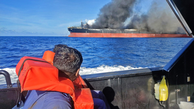 Πυρκαγιά σε δεξαμενόπλοιο – Τρεις ναυτικοί αγνοούνται