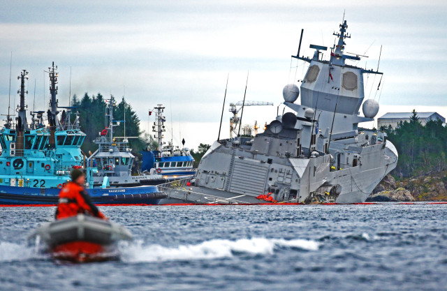 Απολογισμός ευθυνών για σύγκρουση πολεμικού πλοίου με δεξαμενόπλοιο