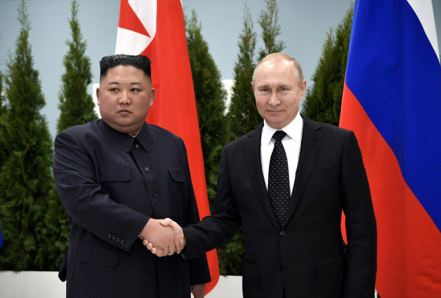 Ο Κιμ Γιονγκ Ουν κλείνει το μάτι στον Πούτιν