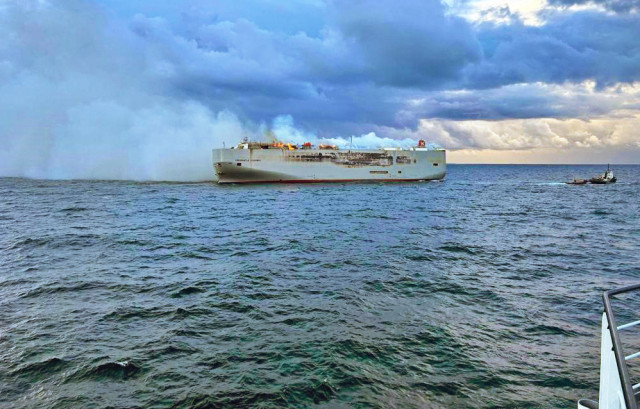 Μεγάλη πυρκαγιά σε πλοίο – Τουλάχιστον ένας νεκρός ναυτικός