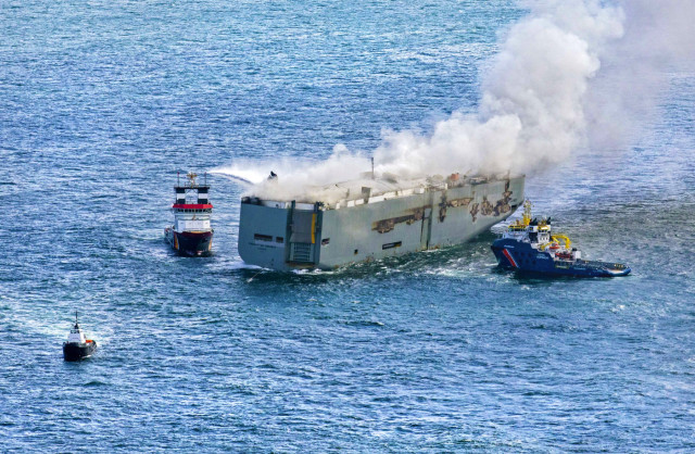 Πυρκαγιά στο πλοίο Fremantle Highway: Πιθανό το σενάριο βύθισης;