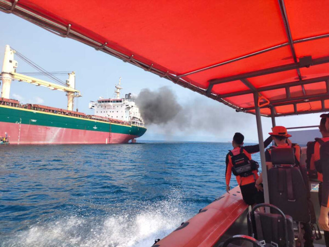 Πυρκαγιά σε bulk carrier στην Ινδονησία (βίντεο)