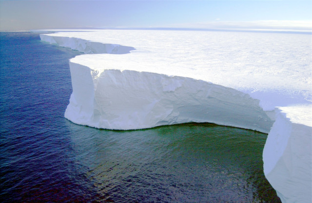 Το περιπετειώδες ταξίδι του μεγαλύτερου παγόβουνου στον κόσμο