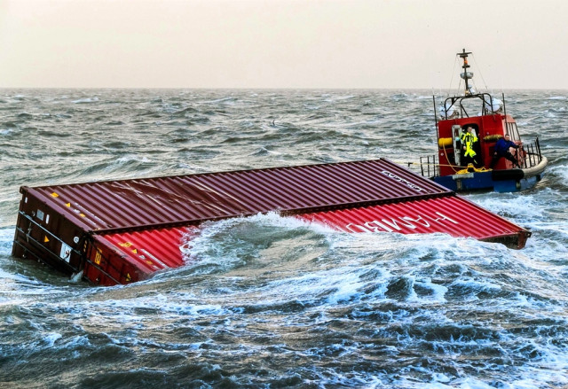 Απώλεια containers από πλοίο της Maersk 