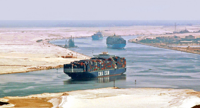 «Βουτιά» στο Σουέζ… για εμπόριο και ναυτιλιακή κίνηση
