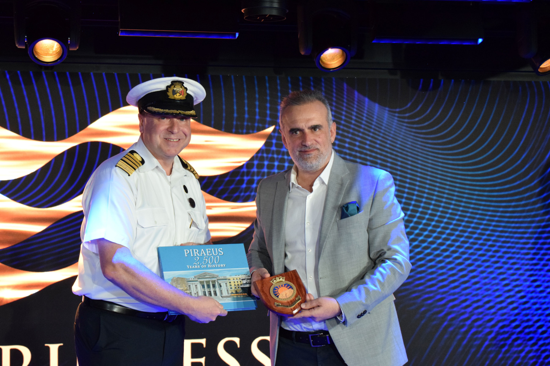 Στο λιμάνι του Πειραιά το εντυπωσιακό Sun Princess | Ναυτικά Χρονικά
