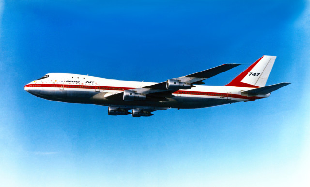 Η εκκίνηση των πτήσεων του επαναστατικού Boeing 747 το 1970, σήμανε  το οριστικό τέλος της εποχής των υπερωκεανίων του Ατλαντικού.