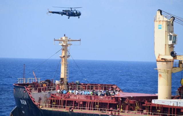 Ινδία: Το Πολεμικό Ναυτικό ανακατέλαβε το MV Ruen από τους πειρατές (Φωτογραφίες)