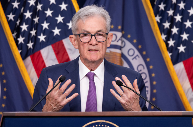Αμετάβλητα τα επιτόκια της Fed εν μέσω ανησυχιών για τον πληθωρισμό